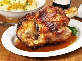 Gebratene Kalbshaxe mit Knödel