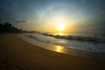 magnifique levé de soleil sur un plage du Sri Lanka