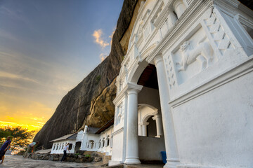 magnifique temple bouddhiste creuser dans la roche d'une colline au temple d'or Dambulla Sri Lanka...