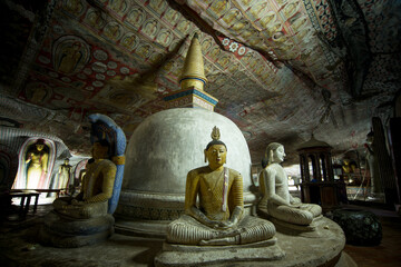bouddhas assis et stūpa dans un temple creuser dans la roche d'une colline au temple d'or Dambulla...