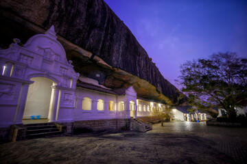 entrée d'une temple bouddhiste creuser dans la roche d'une colline au temple d'or Dambulla Sri...