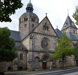 Fototapeta na wymiar Historische Kirche in der Altstadt von Hameln, Niedersachsen