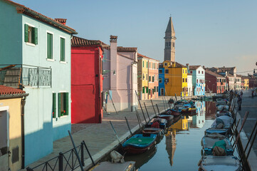 Fototapeta na wymiar Burano, Venezia. Case colorate con fondamenta e barche da pesca nel canale 