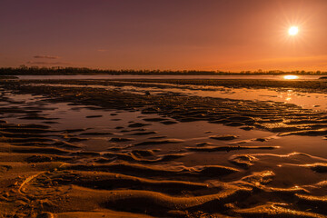 Sonnenuntergang am Rissener Ufer an der Elbe im Frühjahr