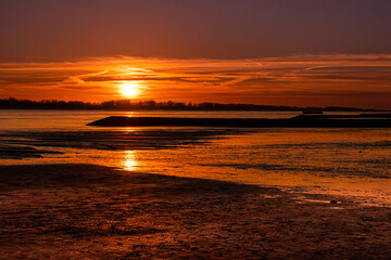 Sonnenuntergang am Rissener Ufer an der Elbe im Frühjahr