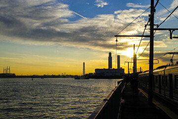 鶴見線海芝浦駅の夕暮れの海と列車