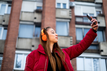 Fototapeta premium girl takes a photo of herself in the square