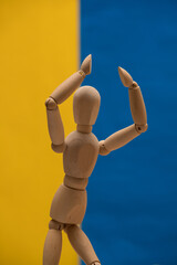 ウクライナ国旗の色とマネキン人形の姿