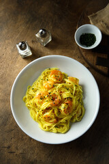 Pasta with shrimps and saffron sauce