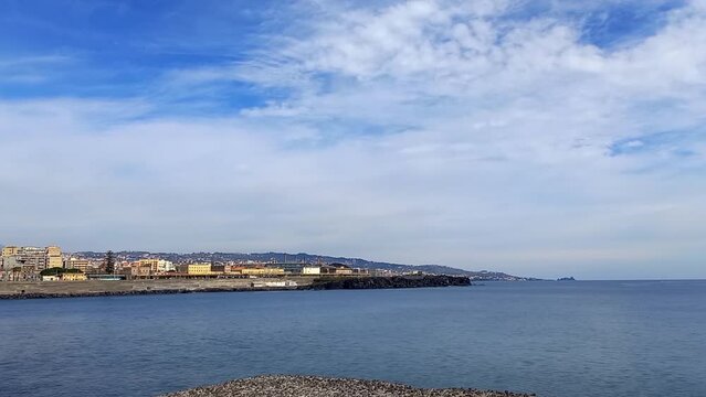 Time lapse del golfo di catania con le ciminiere, la scogliera e i faraglioni sullo sfondo