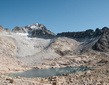 Pico Aneto. La monta&ntilde;a mas alta del Pirineo con nieve en la cima. A sus pies, el ib&oacute;n de Coronas Superior, con su caracter&iacute;stico color azul turquesa. 