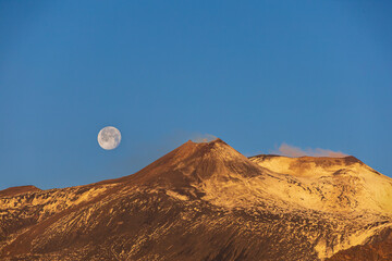 Close-up di un tramonto di luna piena sulla cima dell'Etna all'alba di un nuovo giorno
