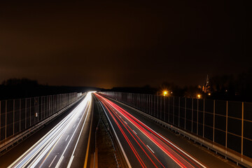 Autostrada nocą, ruch uliczny, długi czas naświetlania
