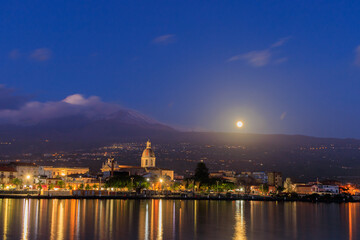 Obraz premium Panorama della citta di Riposto ed Etna con tramonto di luna piena