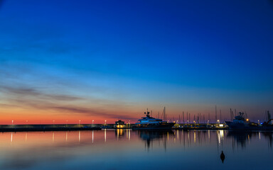Fototapeta na wymiar I colori dell'ora blu prima dell'alba su Marina di Riposto