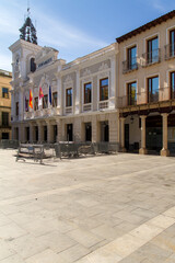 Fototapeta premium Ayuntamiento en la Plaza Mayor de la ciudad de Guadalajara, comunidad autonoma de Castilla La Mancha, pais de España o Spain
