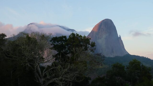 Amanhecer em Pedra Azul, Domingos Martins, Esp&iacute;rito Santo, Brasil.
