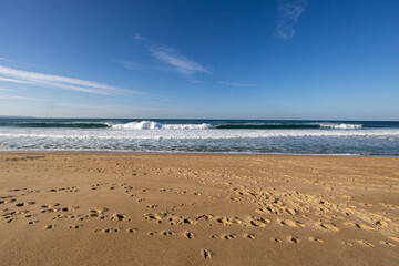 Praia de Nazaré com ondas gigantes em Portugal