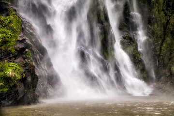 Fototapeta na wymiar Fels, Wasser, Wasserfall.
