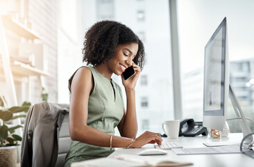 Obraz premium I can have it done in five minutes. Shot of a young businesswoman using a mobile phone at her desk in a modern office.