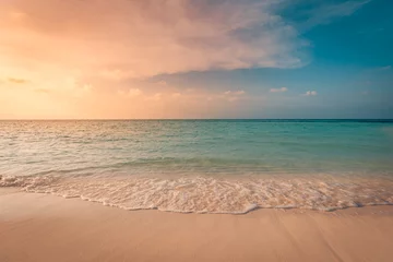 Foto op Plexiglas Close-up zee zandstrand. Panoramisch strandlandschap. Inspireer de horizon van het tropische strandzeegezicht. Oranje en gouden zonsonderganghemel kalmte rustige ontspannende zonlicht zomerstemming. Vakantie reizen vakantie banner © icemanphotos