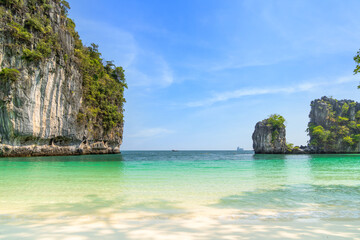 Obraz premium Ko Hong island and exotic beach with mountain cliff, with crystal clear water and white sand, Krabi, Thailand