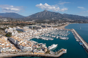 vista de aérea de puerto Banús en un día azul, Marbella	