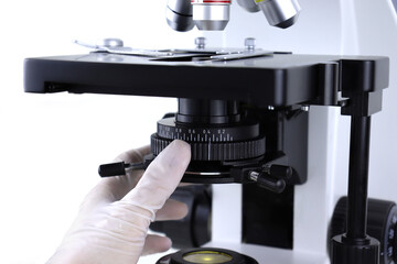 Aperture balance movement of the microscope
