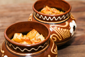 Roast with mushrooms cooked in traditional pots in the oven.