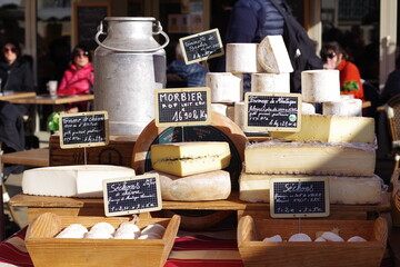 Étal de fromage au marché