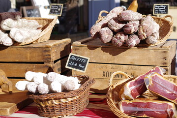Stand de charcuterie au march&eacute; de Beaune