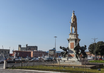 Vista posteriore del monumento a Ferdinando 1° con i 4 mori a Livorno