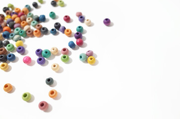 カラフルな木製ビーズが散らばる