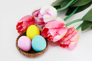 Fototapeta na wymiar decorative festive easter eggs and flowers pink tulips