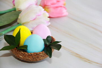 Obraz na płótnie Canvas decorative festive easter eggs and flowers pink tulips