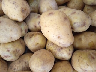 brown potatoes for sale in market, contain nutrition for carbohydrates