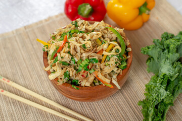 Noodles with chicken and vegetables