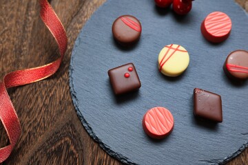 お皿の上に置かれた美味しそうなチョコレート