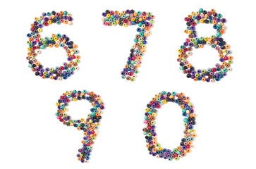 カラフルな木製ビースで数字　67890