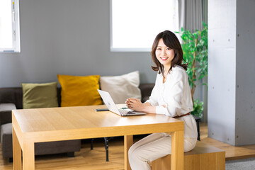 在宅勤務をする若いビジネスウーマン