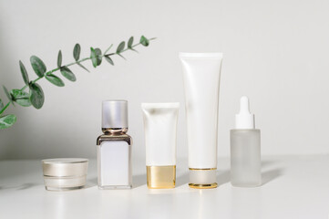 moisturizing cream bottle over leaf background studio, packing and skincare beauty concept - obrazy, fototapety, plakaty