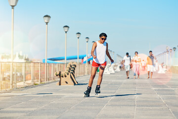 Obraz premium Staying fit and having fun. Shot of an attractive young woman rollerblading on a boardwalk.
