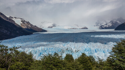Das unendliche blau schimmernde Eis des Perito Moreno Gletschers zieht sich den Berghang hiunter...