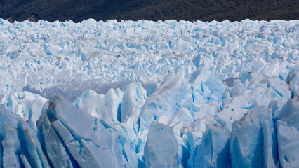 Die weiß blau schimmernden Eisspitzen der Gletscherzunge des Pertio Moreno Gletschers im...