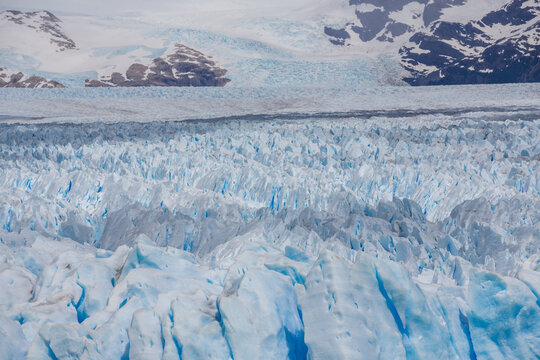 Blaue Eiszacken ragen aus dem langgezogenen Gletscher des Perito Moreno Gletschers in Patagonien empor