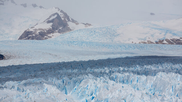 Unendliche Eismassen treiben den Perito Moreno Gletscher hinab und brechen in zahllose Gletscherpalten und Eiszacken