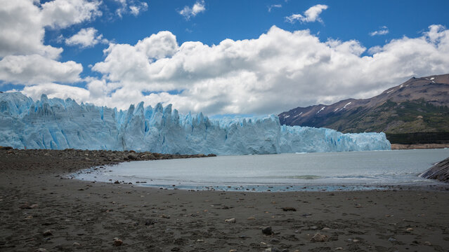 Die riesige Gletscherlagune des Perito Moreno Gletschers mit blau schimmernden Eis und hohen Eiszacken in Patagonien, Argentinien