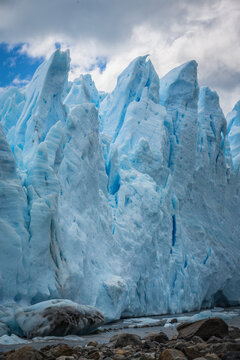 Die Eiszacken des Perito Moreno Gletscher ragen wie große Reißzähne bedrohlich in den Himmel