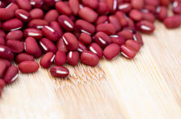 adzukis rojos sobre tabla de madera