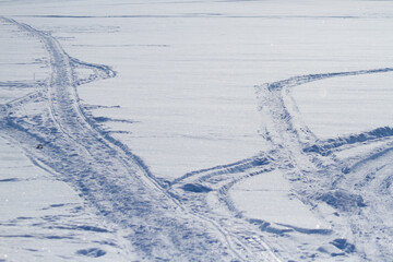 Obraz premium Snowmobile track marks on the snow